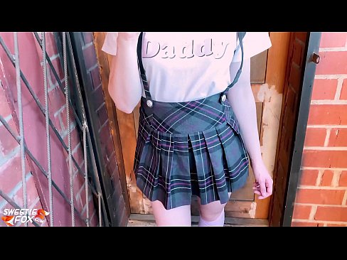 ❤️ A menina da escola chupa profundamente a piça e fode em vez de aulas. Porno bonito em nós ☑