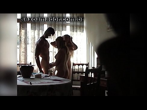❤️ Amigos sexuais convidam um homem gigante e uma ménage à trois com ele Porno bonito em nós ☑