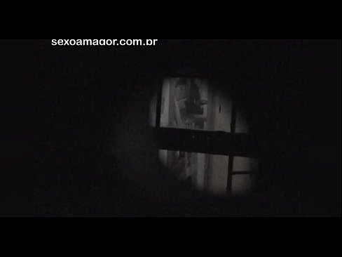 ❤️ Lourinho é secretamente filmado por um voyeur de bairro escondido atrás de tijolos ocos Porno bonito em nós ☑